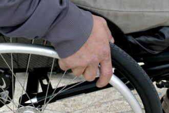 Rollstuhl beantragen bei Pflegegrad 2: Kostenfreie Vorlagen